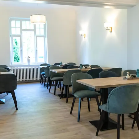Am Haus 1 2