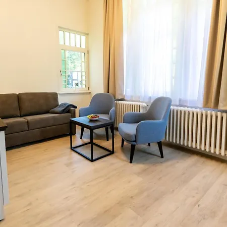 Am Haus 1 2